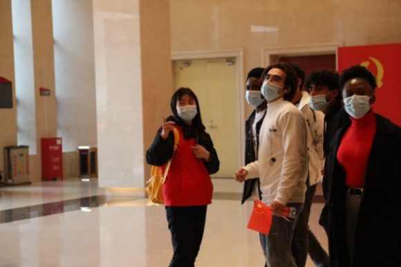 长理“红色使者”翻译团:带外国友人感悟雷锋精神 长理“红色使者”翻译团:带外国友人感悟雷锋精神