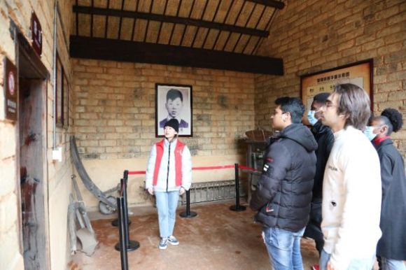 长理“红色使者”翻译团:带外国友人感悟雷锋精神 长理“红色使者”翻译团:带外国友人感悟雷锋精神